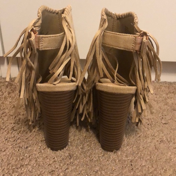 HP ๐ Taupe Fringe Booties - Picture 5 of 5